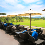 巴拿山高尔夫俱乐部露台休息区，俯瞰绿茵球场景观