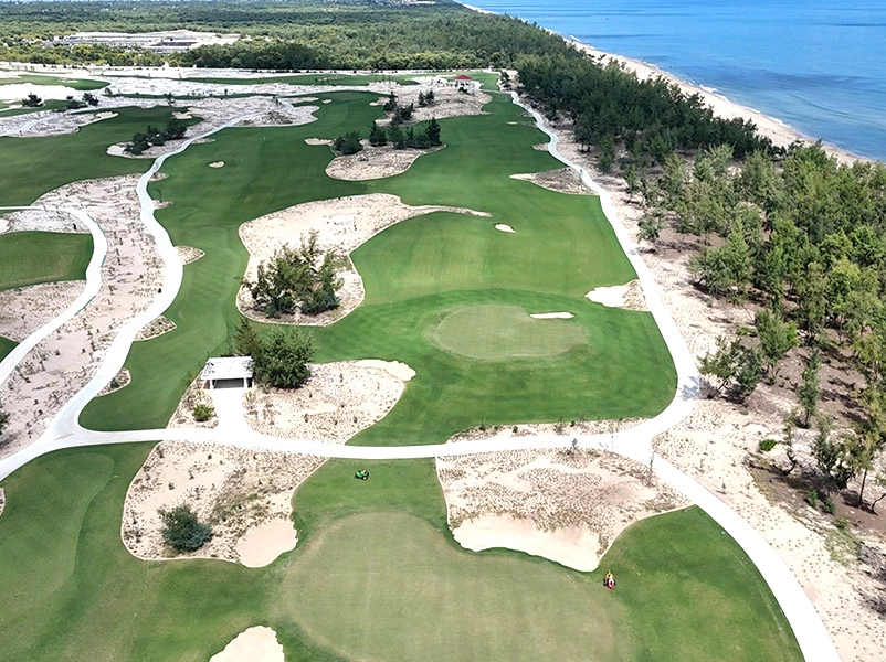 “顺化 Golden Sands 高尔夫俱乐部 球道与海岸沙丘景观”