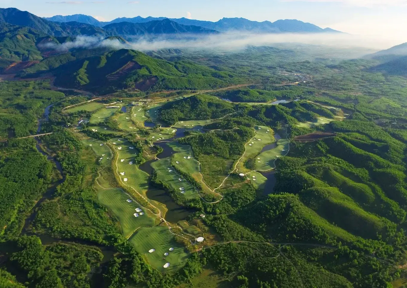 巴拿山高尔夫俱乐部航拍图 —— 山地球场与全景视野