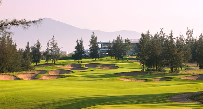 “越南岘港 Montgomerie Links 高尔夫俱乐部 球道与自然景观”