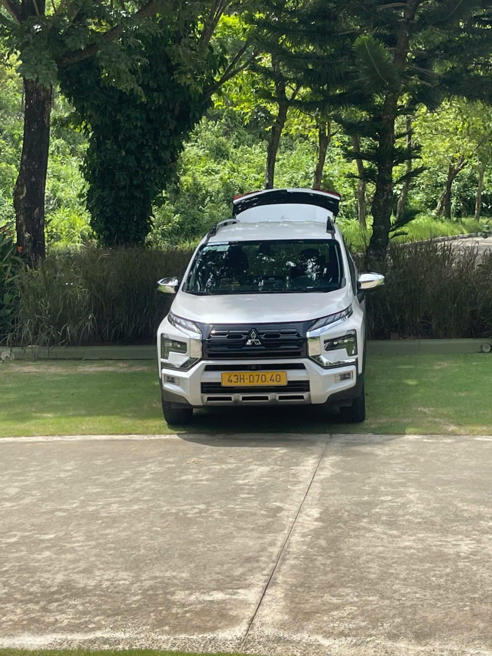 7 seat car for golf transfer in Da Nang suitable for 1-2 golfers with golf bags