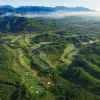 巴拿山高爾夫俱樂部山谷球道與自然景觀，呈現豪華高爾夫度假氛圍