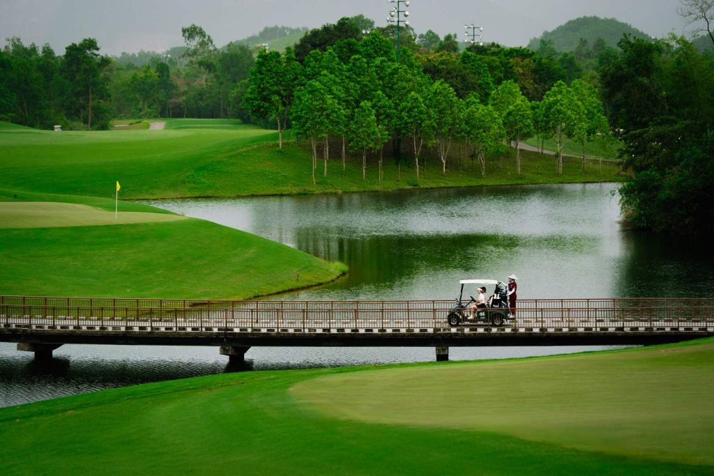 Ba Na Hills Golf Club – golf club 4 buggy bridge lake, Da Nang, Vietnam