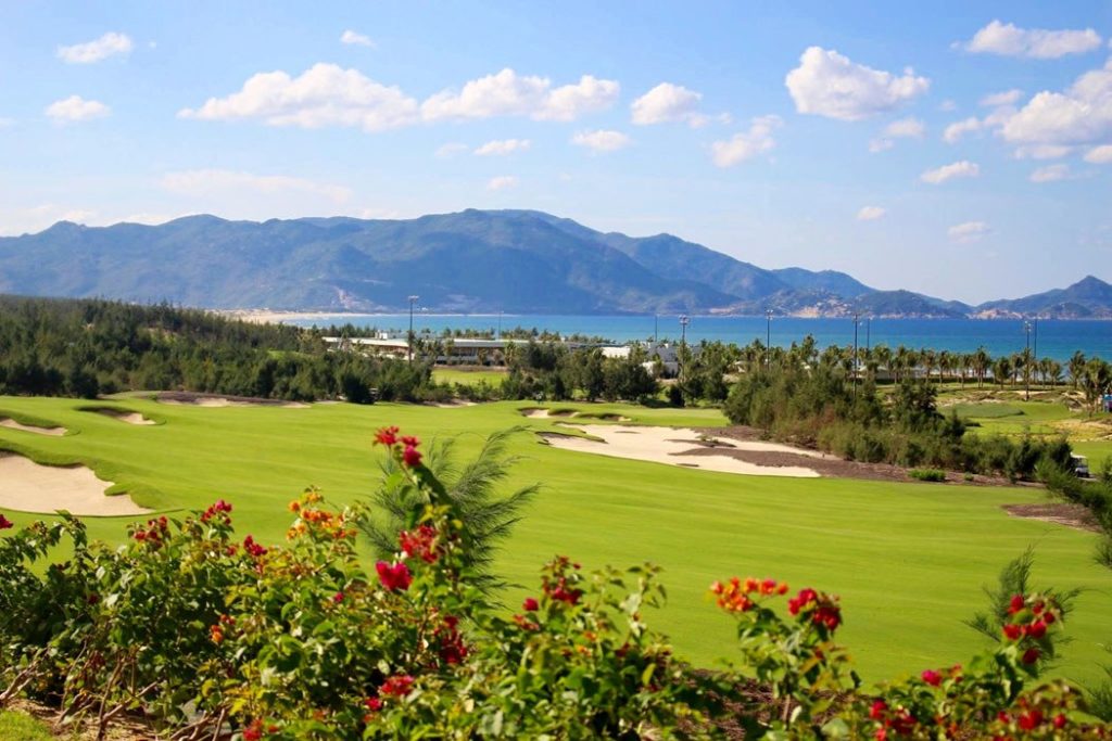 Green framed by natural sand dunes on the FLC Quy Nhon Ocean Course at Nhon Ly