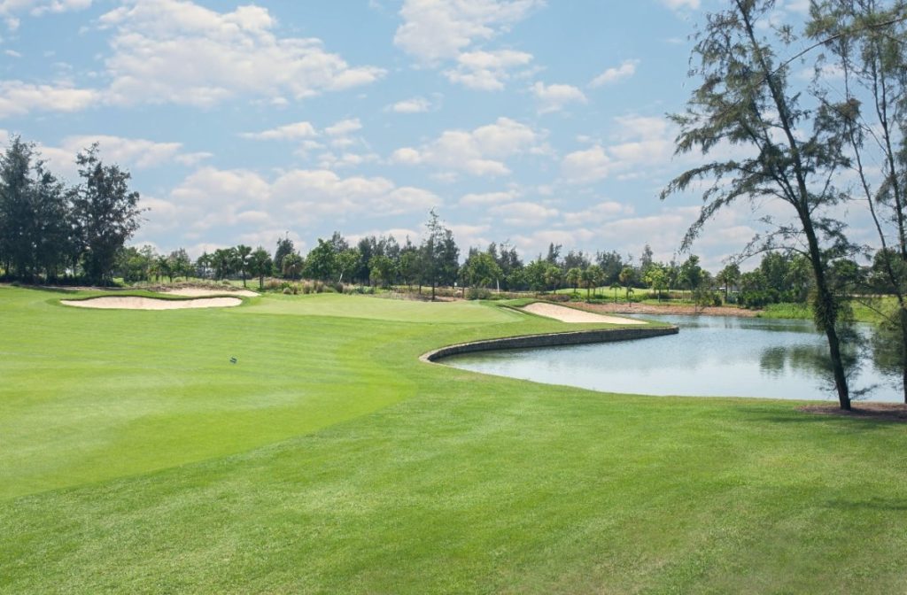 Montgomerie Links Vietnam – lake fairway, Da Nang, Vietnam
