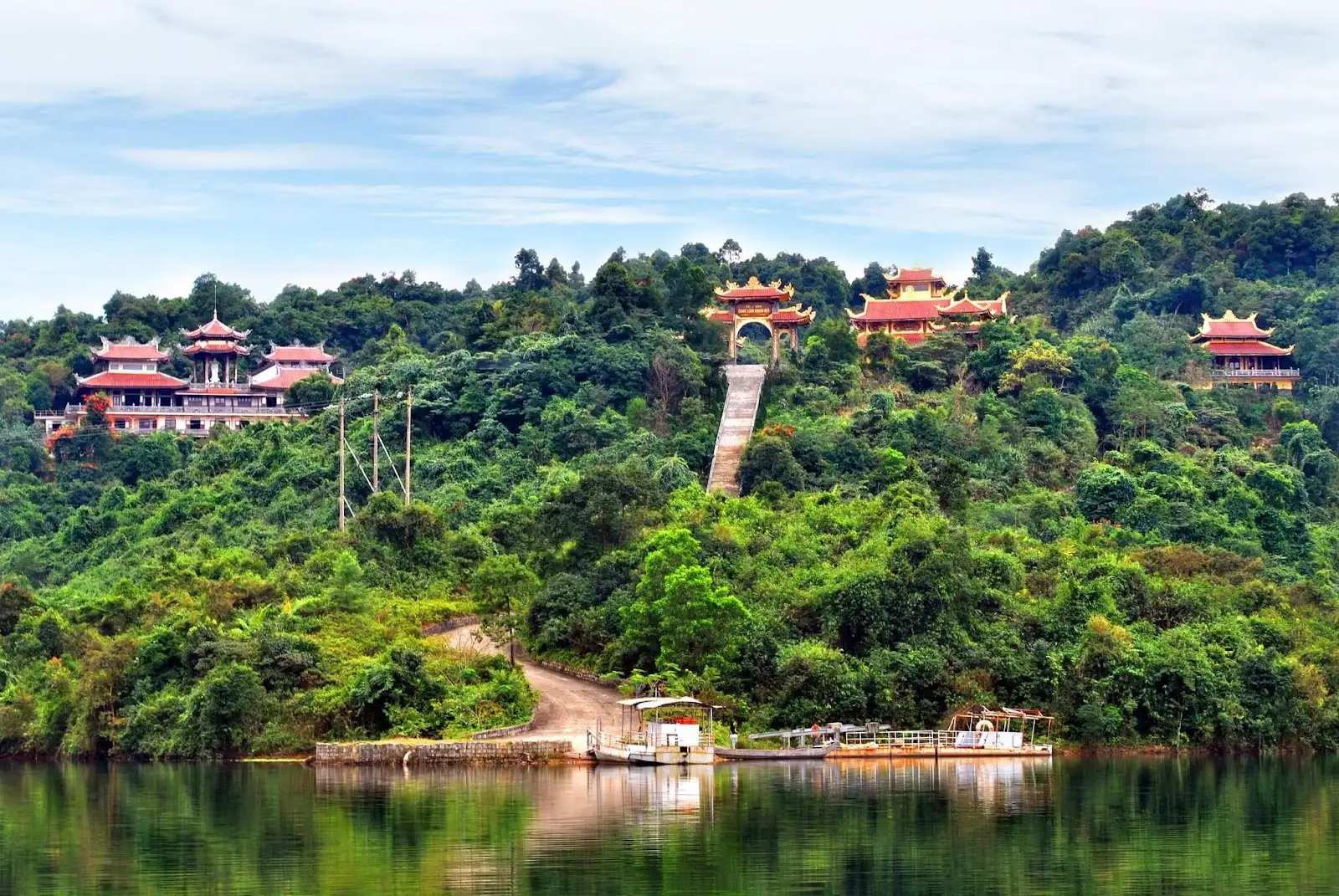 大叻景點：泉林湖上方的竹林禪院，離 SAM泉林球場 18 分鐘