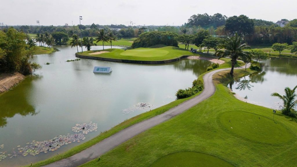 Island green at Twin Doves Golf Club