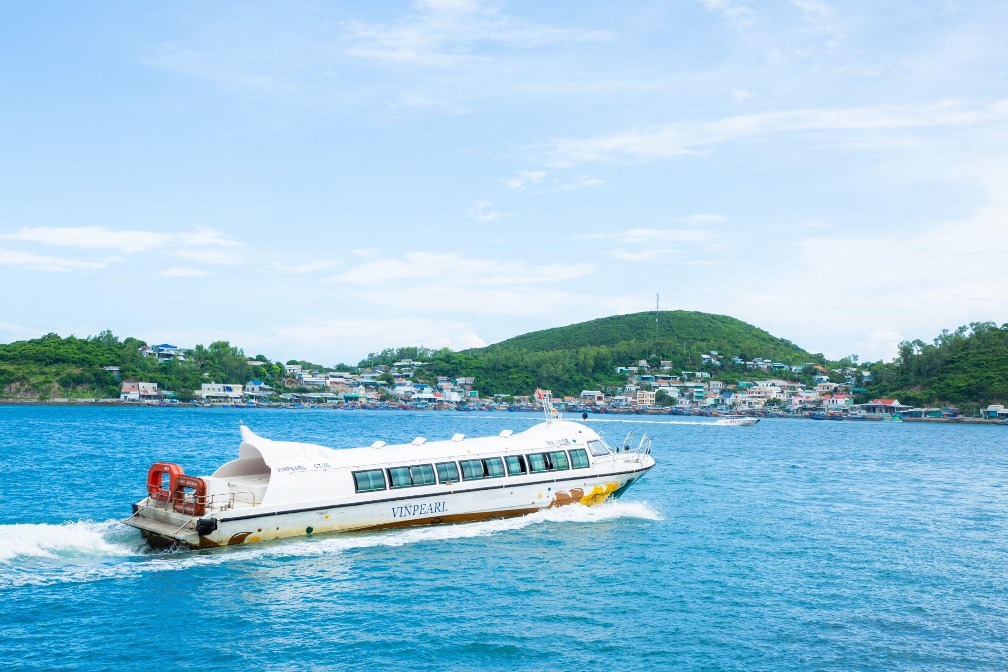 Vinpearl speedboat crossing Nha Trang Bay to Hon Tre island, the way to Vinpearl Golf Nha Trang